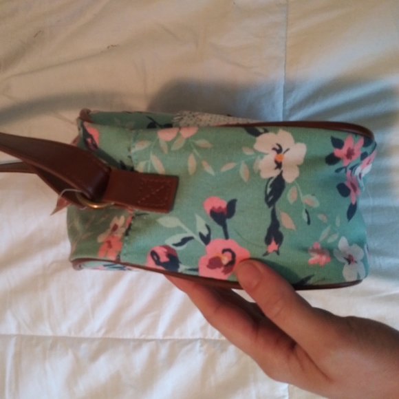 ✨🌸Candie's Floral Crossbody Bag. NWT!🌸✨ - Picture 3 of 6